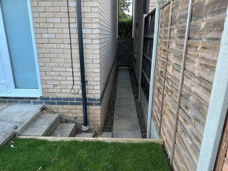 ウェリングボロー Modern Townhouse - 3 Bed 2.5 Bath 2 Private Gated Parkingヴィラ エクステリア 写真
