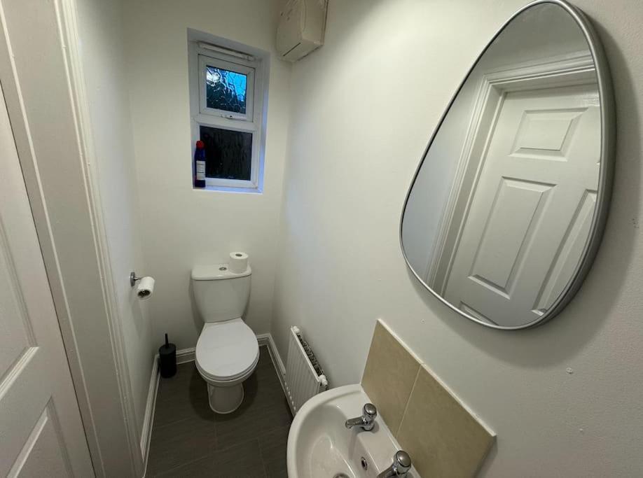 ウェリングボロー Modern Townhouse - 3 Bed 2.5 Bath 2 Private Gated Parkingヴィラ エクステリア 写真