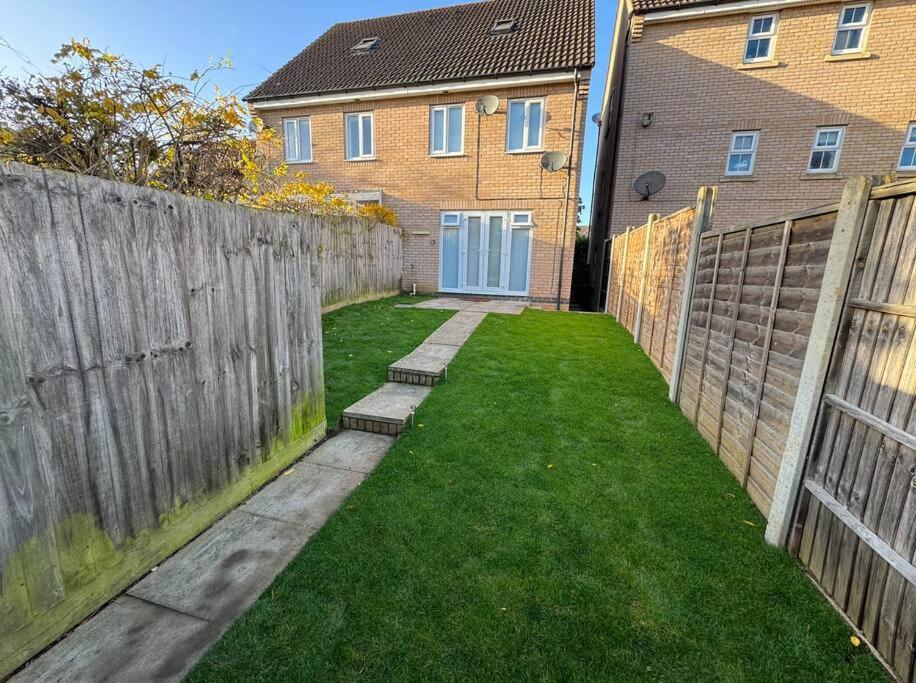 ウェリングボロー Modern Townhouse - 3 Bed 2.5 Bath 2 Private Gated Parkingヴィラ エクステリア 写真