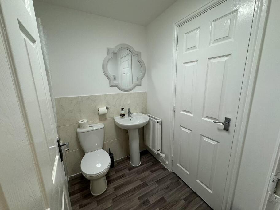 ウェリングボロー Modern Townhouse - 3 Bed 2.5 Bath 2 Private Gated Parkingヴィラ エクステリア 写真