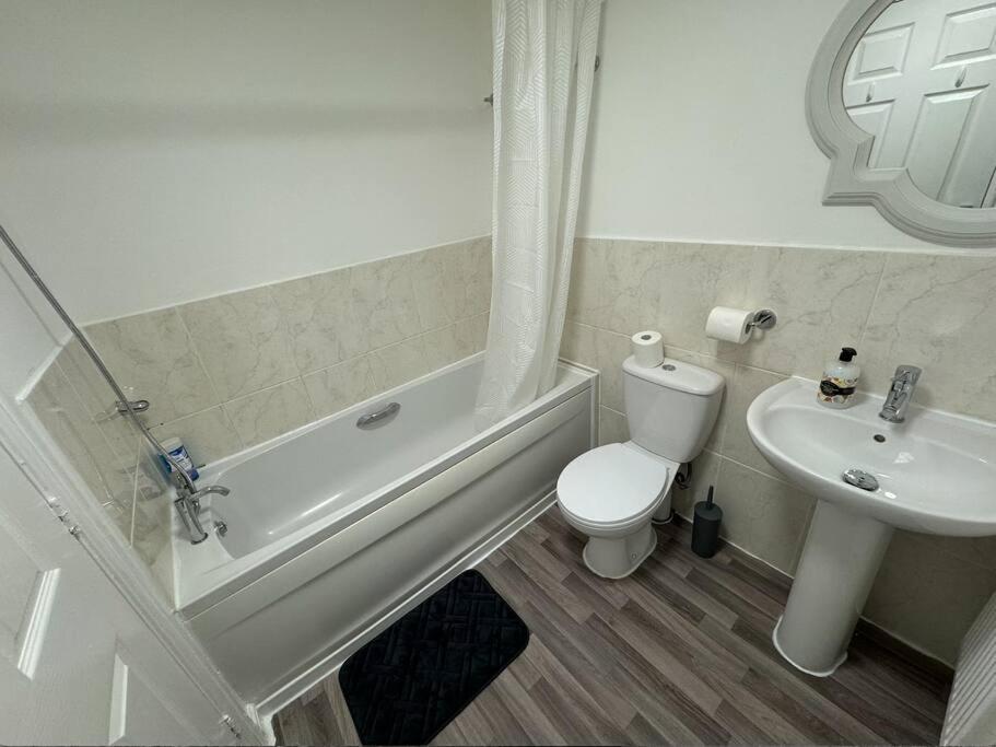ウェリングボロー Modern Townhouse - 3 Bed 2.5 Bath 2 Private Gated Parkingヴィラ エクステリア 写真